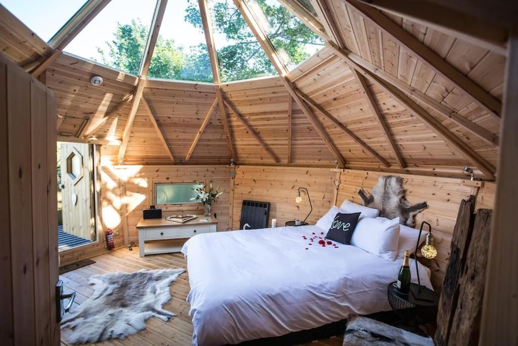 Romantic Treehouse With Hot Tub & Bbq Lodge Praze an Beeble Exterior foto